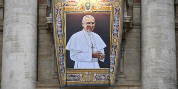 Imagen del papa Juan Pablo I en la fachada de la Basílica de San Pedro durante su beatificación en la plaza de San Pedro, en la Ciudad del Vaticano. EFE/EPA/RICCARDO ANTIMIANI