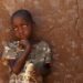En la imagen de archivo, un niño espera recibir una red antimosquito para protegerse de la malaria en Matongo (Zambia). EFE/Kim Ludbrook