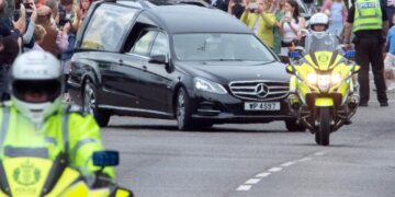 El cortejo fúnebre de la reina Isabel II este domingo en su camino hacia Edimburgo, en Escocia. EFE/EPA/PAUL REID
