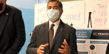 El secretario de Salud y Servicios Humanos de EE.UU., Xavier Becerra, fue registrado este jueves, 22 de septiembre, durante una visita a un centro de vacunación contra la viruela del mono, en Washington DC (EE.UU.). EFE/Octavio Guzmán