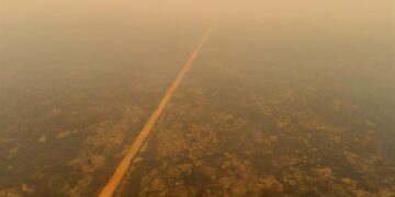 Vista general del humo que cubre parte del Pantanal brasileño por los incendios en el estado Mato Grosso, en una fotografía de archivo. EFE/Rogério Florentino