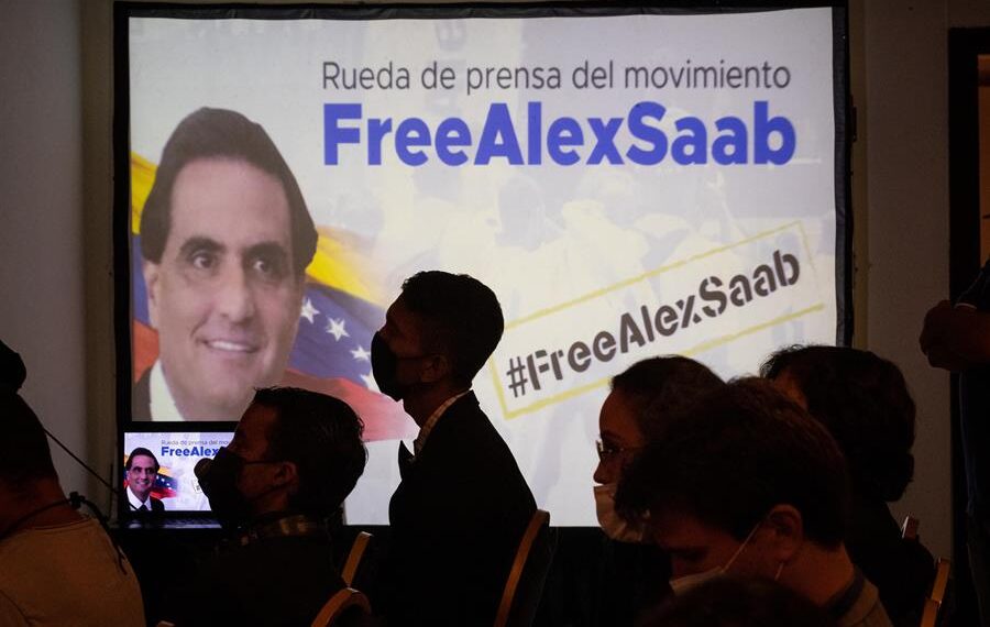 Varias personas escuchan una rueda de prensa del movimiento Free Alex Saab en Caracas, en una fotografía de archivo. EFE/ Rayner Peña R.