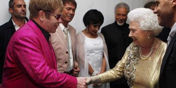 Sir Elton John junto con la reina Isabel II en 2012; los acompañan Sir Cliff Richard, Dame Shirley Bassey, Sir Tom Jones y Sir Paul McCartney (Créditos: Getty Images)