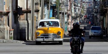 Una calle en La Habana (Cuba), en una fotografía de archivo.. EFE/Ernesto Mastrascusa