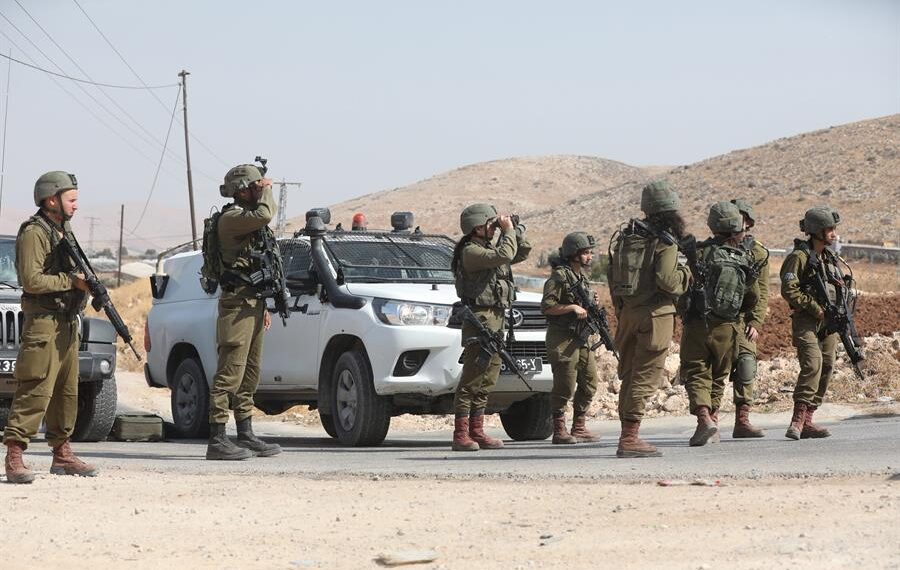 Tropas israelíes patrullan el área del Valle del Jordán donde este domingo se produjo un ataque contra un autobús de pasajeros. EFE/EPA/ALAA BADARNEH