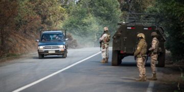 Un grupo de militares custodia una carretera donde rige el estado de excepción en Chile, en una fotografía de archivo.. EFE/Camilo Tapia