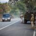 Un grupo de militares custodia una carretera donde rige el estado de excepción en Chile, en una fotografía de archivo.. EFE/Camilo Tapia