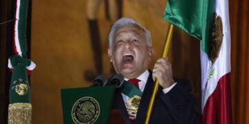 El presidente de México, Andrés Manuel López Obrador, participa en la ceremonia por el 212 aniversario del Grito de independencia, este 15 de septiembre de 2022. EFE/José Méndez