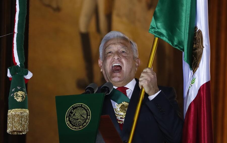 El presidente de México, Andrés Manuel López Obrador, participa en la ceremonia por el 212 aniversario del Grito de independencia, este 15 de septiembre de 2022. EFE/José Méndez