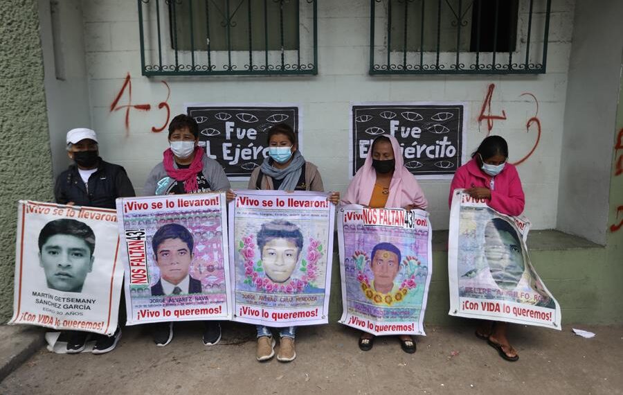 Varias personas portan carteles con fotografías de sus seres queridos que hacen parte de los 43 estudiantes desaparecidos de la Escuela Normal "Isidro Burgos" de Ayotzinapa, en el estado de Guerrero, durante una manifestación, hoy, en el Campo Militar Número 1., en la Ciudad de México (México). EFE/ Sáshenka Gutiérrez