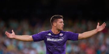 SEVILLE, SPAIN - AUGUST 06: Luka Jovic of AFC Fiorentina reacts during a friendly match between Real Betis and AFC Fiorentina at Estadio Benito Villamarin on August 06, 2022 in Seville, Spain. (Photo by Fran Santiago/Getty Images)