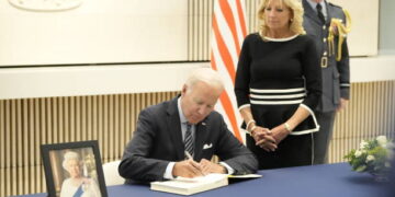El presidente de los Estados Unidos, Joe Biden y la Primera Dama, Jill Biden asistieron a la embajada británica para firmar sus condolencias (Créditos: Getty Images)