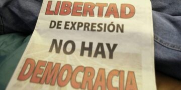 Cartel que exige que se respete la libertad de expresión en Cuba (Créditos: EFE)