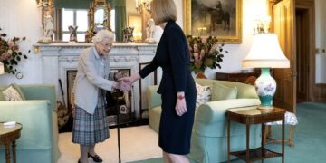 La reina Isabel II recibió a la nueva primera ministra Liz Truss en el castillo de Balmoral en Escocia (Créditos: AP)