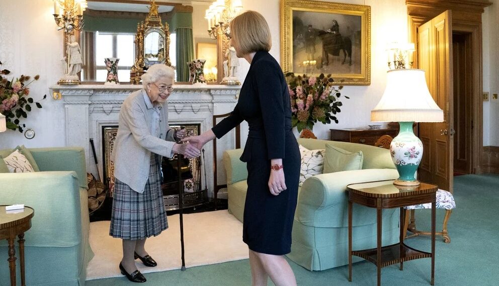 La reina Isabel II recibió a la nueva primera ministra Liz Truss en el castillo de Balmoral en Escocia (Créditos: AP)