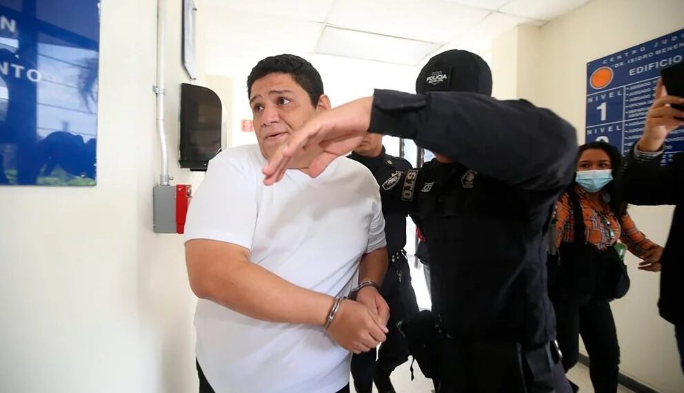 Luis Rivas, acusado de desacato y delitos informáticos por publicar una foto en la que se supone aparecen guardaespaldas de Karim Bukele (Fuente: La Prensa Gráfica de El Salvador)