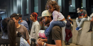 Familias migrantes son enviados a Chicago desde Texas (Créditos: Getty Images)