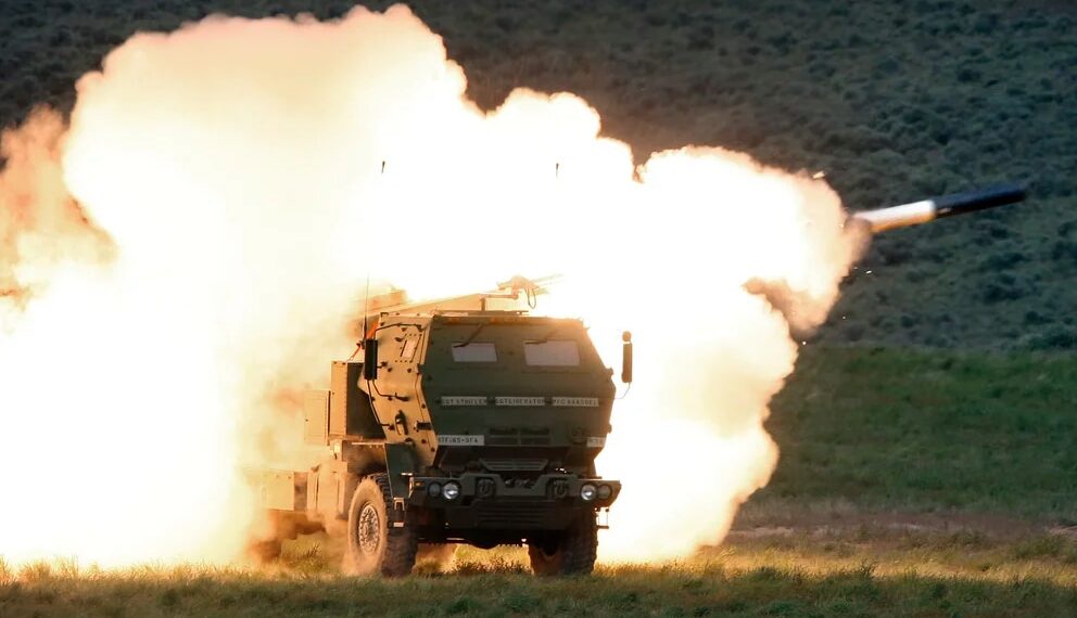El sistema de alta movilidad de lanzadores de misiles (Himars), provistos por EEUU a Ucrania (Créditos: AP)