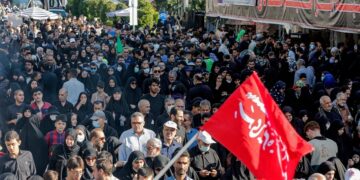 Miles de personas han salido a las calles para protestar contra la muerte de Mahsa Amini en Irán (Créditos: AFP)