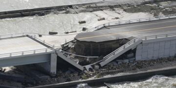 El puente que une a la isla Sanibel con el condado Lee ha quedado destruido (Créditos: AP)
