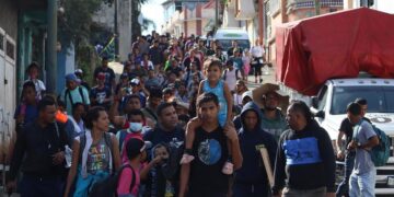 Migrantes centroamericanos caminan en caravana este viernes, en la ciudad de Tapachula en el estado de Chiapas (México).