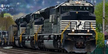 Tren que transporta carga en Pensilvania (Créditos: AP)