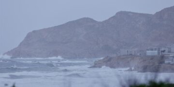 Fotografía del fuerte oleaje ante la llegada de un huracán en Los Cabos (México). Imagen de archivo. EFE/ Jorge Reyes