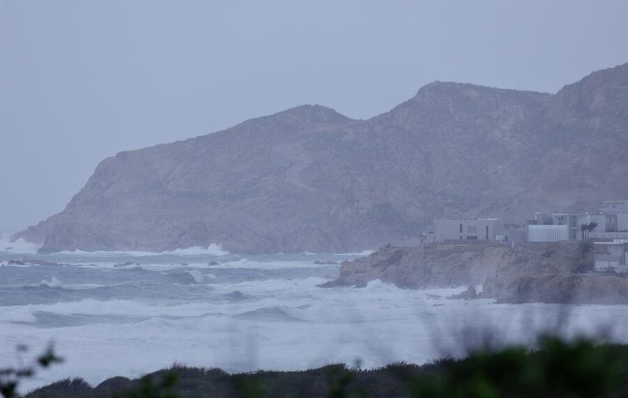Fotografía del fuerte oleaje ante la llegada de un huracán en Los Cabos (México). Imagen de archivo. EFE/ Jorge Reyes