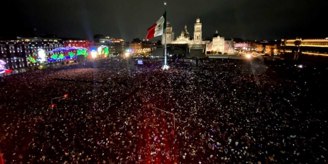 El domingo pasado el Zócalo de Ciudad de México tuvo un lleno total para el concierto del Grupo Firme