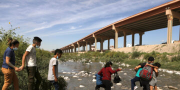 Personas migrantes de origen venezolano cruzan el Río Bravo, para entregarse a la patrulla fronteriza, el 15 de octubre de 2022, en Ciudad Juárez, Chihuahua (México). EFE/Luis Torres