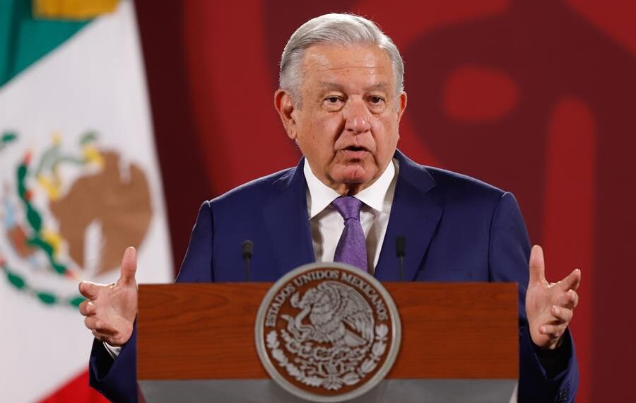 El presidente de México Andrés Manuel López Obrador habla hoy, durante una conferencia de prensa matutina en el Palacio Nacional en Ciudad de México (México). EFE/Isaac Esquivel