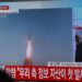 Un surcoreano miran un televisor que muestra un noticiero que informa sobre el lanzamiento de prueba de misiles balísticos de Corea del Norte. EFE/ARCHIVO/EPA/KIM HEE-CHUL