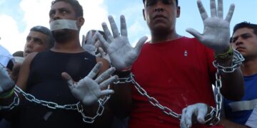 Un Grupo de migrantes venezolanos protestan hoy, en el Puente Nuevo, que conecta a Matamoros en el estado de Tamaulipas (México). EFE/ Abraham Pineda-jacome