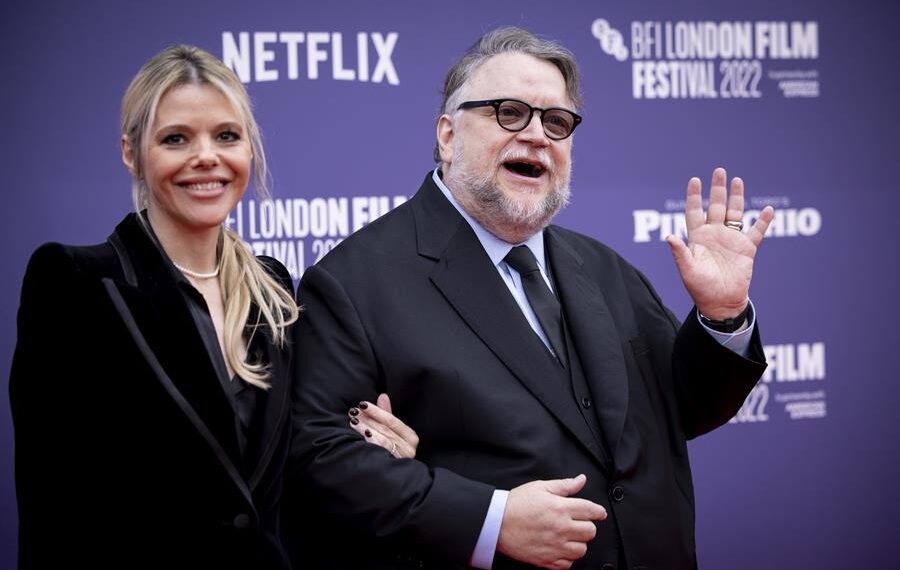 El director mexicano Guillermo del Toro y su mujer Kim Morgan durante el estreno en Londres de su película Pinocchio. EFE/EPA/TOLGA AKMEN
