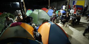 Fotografía de archivo de migrantes venezolanos descansan en carpas antes de iniciar un recorrido con la intención de llegar a Panamá a través del Tapón del Darién (Colombia). EFE/ Mauricio Dueñas Castañeda
