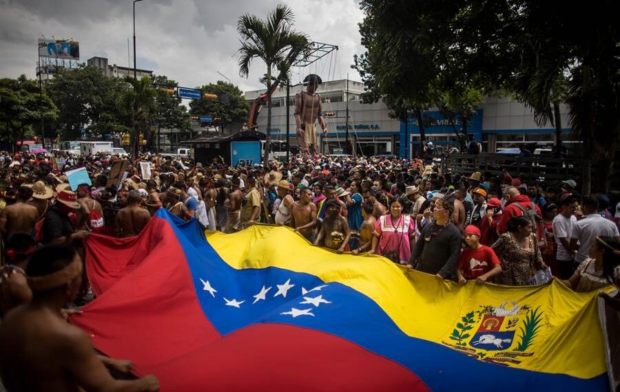 Cientos de personas fueron registradas este miércoles, 12 de octubre, durante una manifestación pro gubernamental en el Día de la Resistencia Indígena, en Caracas (Venezuela). EFE/Miguel Gutiérrez