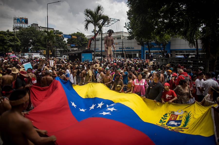 Cientos de personas fueron registradas este miércoles, 12 de octubre, durante una manifestación pro gubernamental en el Día de la Resistencia Indígena, en Caracas (Venezuela). EFE/Miguel Gutiérrez
