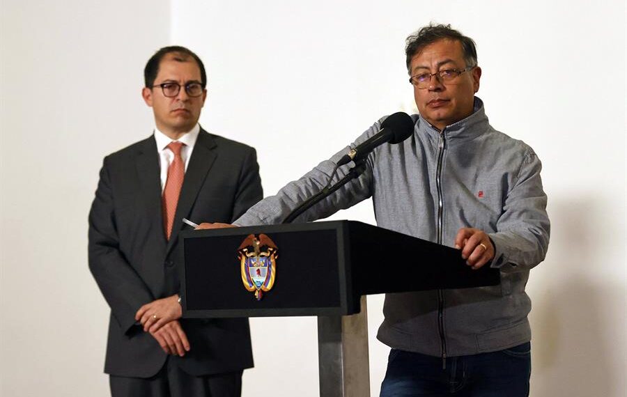El presidente de Colombia, Gustavo Petro, acompañado del fiscal general, Francisco Barbosa, ofrece una rueda de prensa, hoy, en Bogotá (Colombia). EFE/ Mauricio Dueñas Castañeda