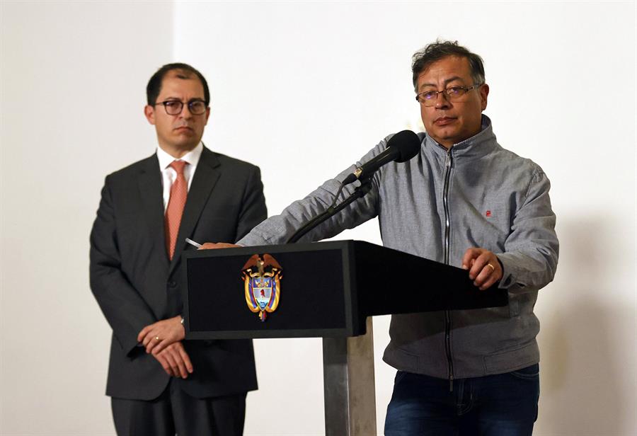 El presidente de Colombia, Gustavo Petro, acompañado del fiscal general, Francisco Barbosa, ofrece una rueda de prensa, hoy, en Bogotá (Colombia). EFE/ Mauricio Dueñas Castañeda