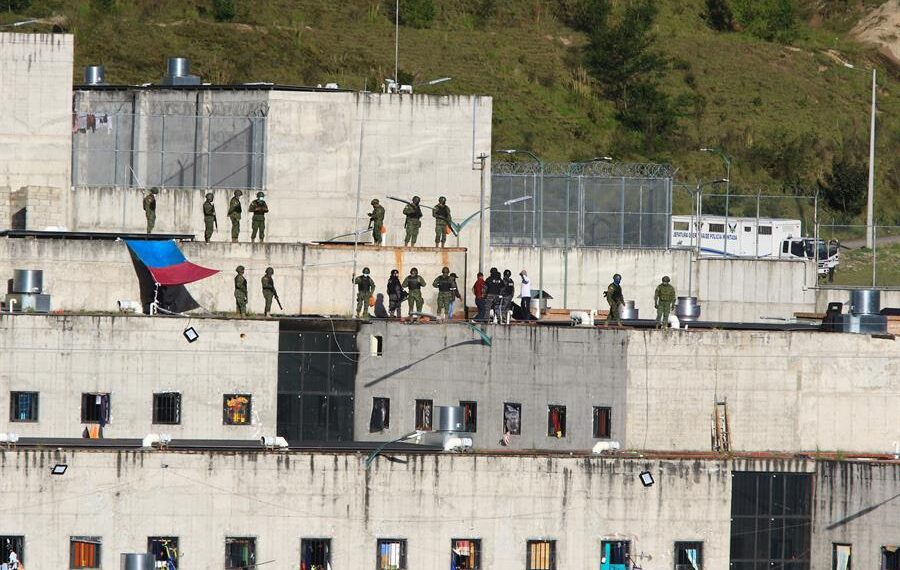 Fotografía de archivo en la que se registró a presos en los techos del centro de privación de la libertad N.1 de Cuenca (Ecuador). EFE/Robert Puglla