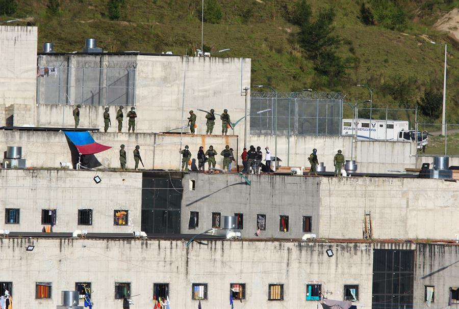 Fotografía de archivo en la que se registró a presos en los techos del centro de privación de la libertad N.1 de Cuenca (Ecuador). EFE/Robert Puglla