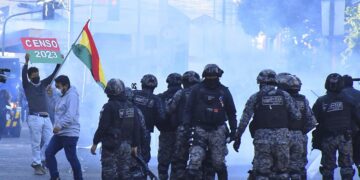 Policías intentan hoy dispersar a manifestantes oficialistas y opositores tras enfrentamientos durante marchas sobre el censo de población, en La Paz (Bolivia). EFE/Stringer