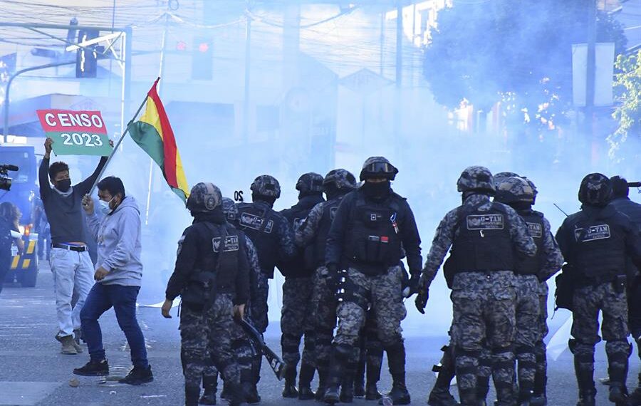 Policías intentan hoy dispersar a manifestantes oficialistas y opositores tras enfrentamientos durante marchas sobre el censo de población, en La Paz (Bolivia). EFE/Stringer