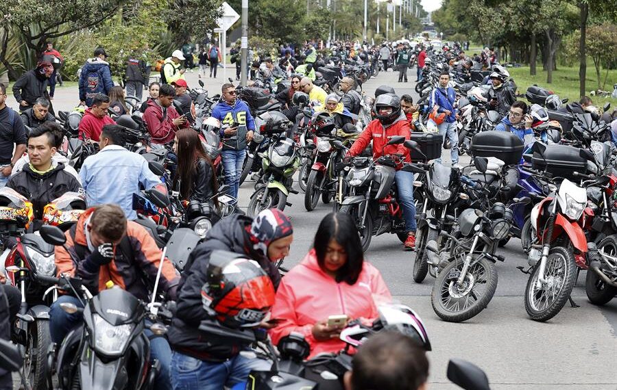 Cientos de motociclistas fueron registrados este miércoles, 12 de octubre, al protestar por un eventual alza del precio del Seguro Obligatorio de Accidentes de Tránsito (SOAT), en Bogotá (Colombia). EFE/Mauricio Dueñas