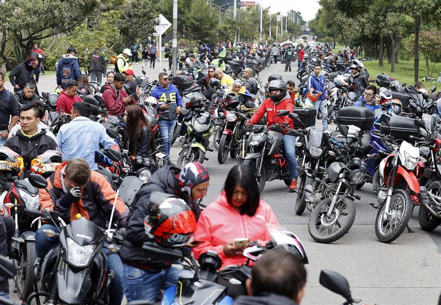 Cientos de motociclistas fueron registrados este miércoles, 12 de octubre, al protestar por un eventual alza del precio del Seguro Obligatorio de Accidentes de Tránsito (SOAT), en Bogotá (Colombia). EFE/Mauricio Dueñas