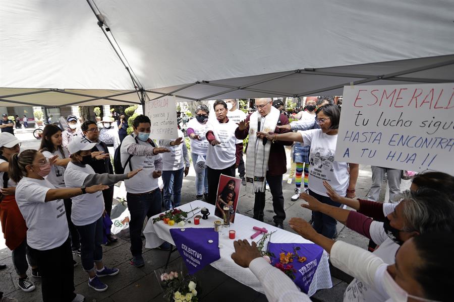 Integrantes de colectivos de personas desaparecidas realiza un homenaje póstumo a la activista asesinada Esmeralda Gallardo hoy, en el zócalo de la ciudad de Puebla (México). EFE/Hilda Ríos