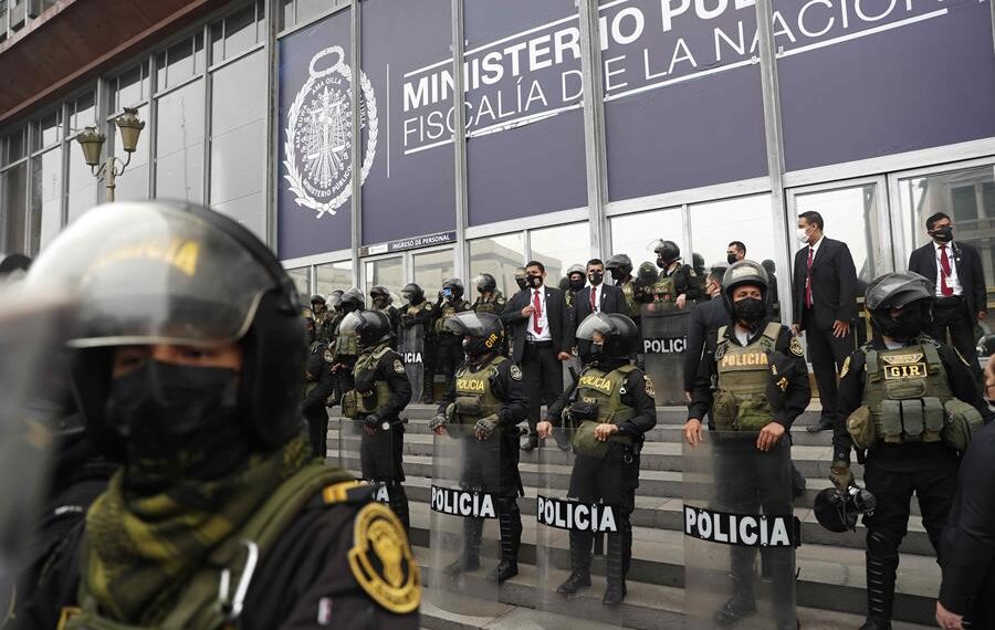 Fotografía de archivo en la que se registró a un escuadrón de la policía al vigilar la entrada de la sede principal de la Fiscalía de la Nación, en Lima (Perú). EFE/Paolo Aguilar