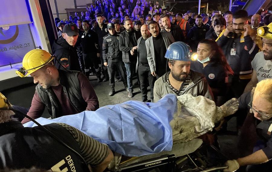 Al menos 22 mineros murieron, otros 17 resultaron heridos y una treintena siguen atrapados tras una explosión registrada este viernes en una mina de carbón en Amasra, en la provincia turca de Bartin, costera del Mar Negro, informó el Gobierno. EFE/EPA/DEPO PHOTOS