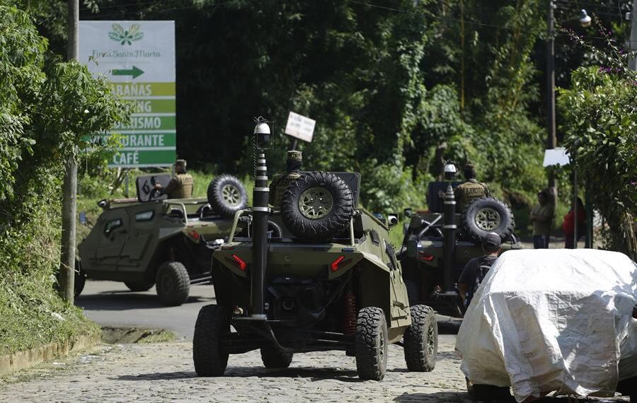 Militares hacen guardia durante un operativo de seguridad, hoy en Comasagua (El Salvador). EFE/Rodrigo Sura