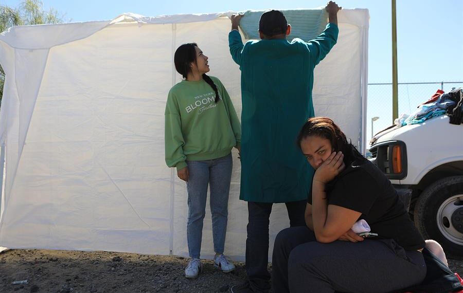 Un grupo de migrantes permanecen en un albergue improvisado hoy, en espera de ayuda de organizaciones internacionales e instituciones de gobierno cerca de la barda fronteriza, en Ciudad Juárez, Chihuahua (México). EFE/ Luis Torres